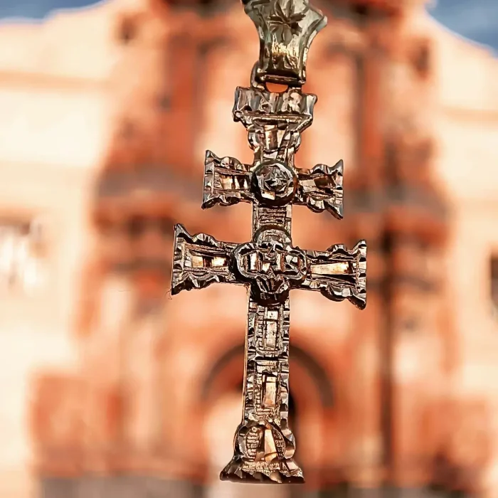 cruz de caravaca en el castillo